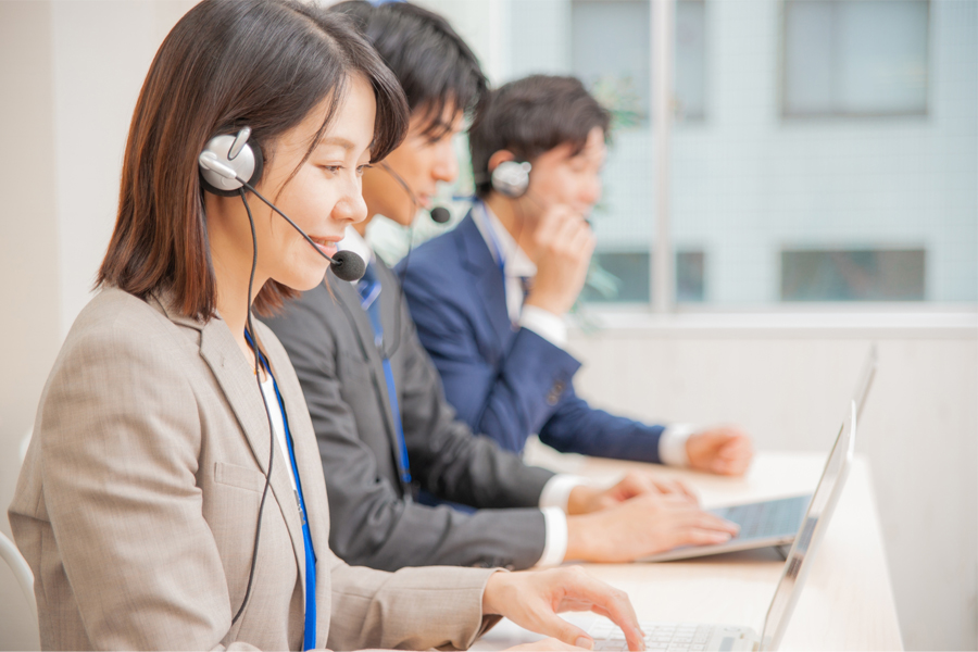 電話対応をする女性