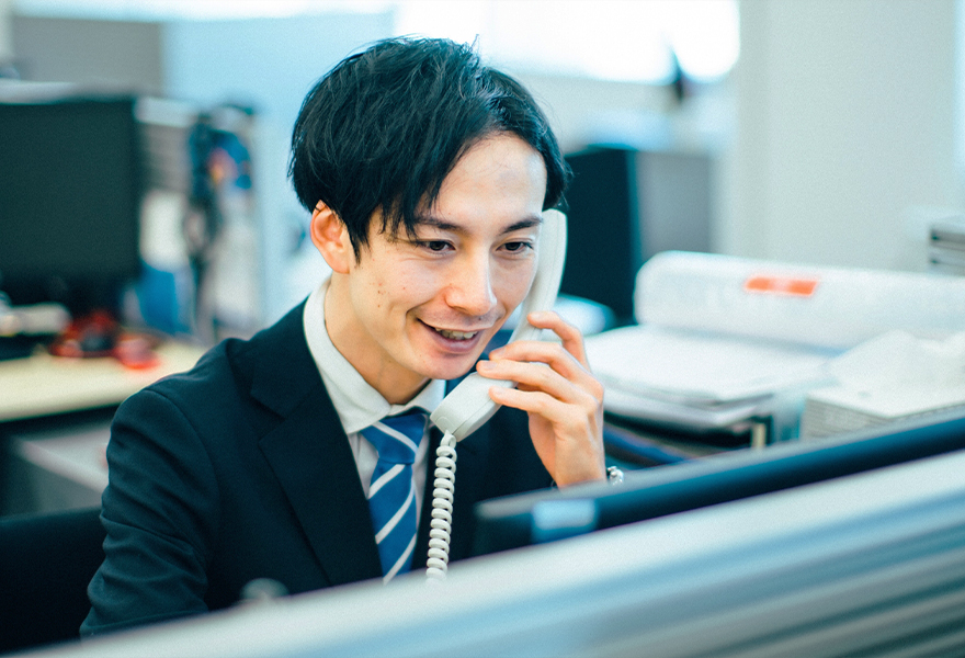 電話を受ける男性