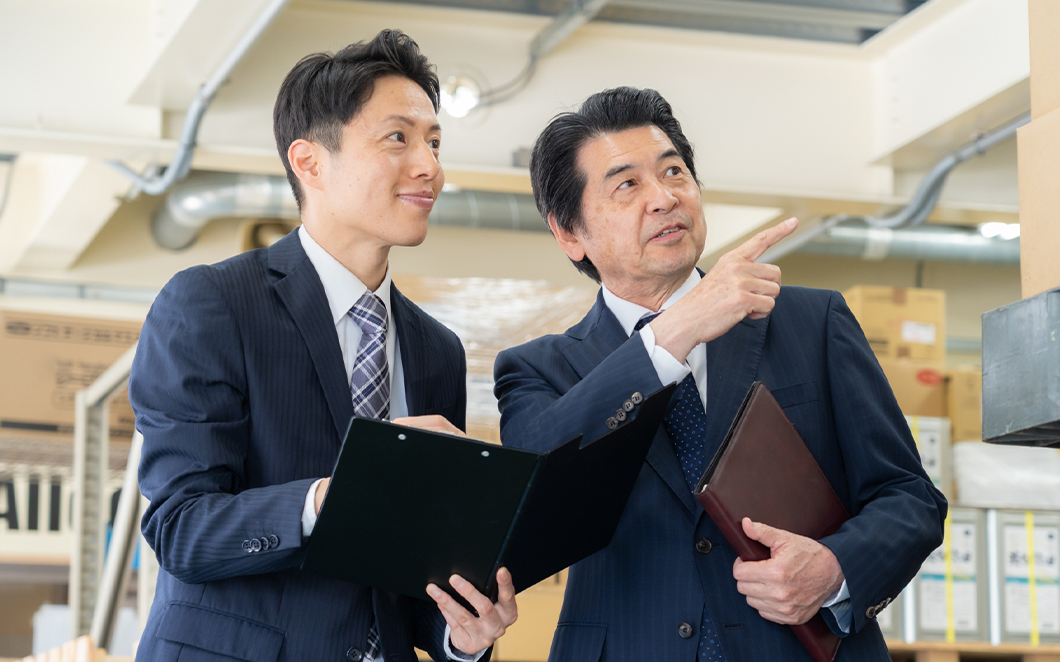 打ち合わせ中のスーツの男性